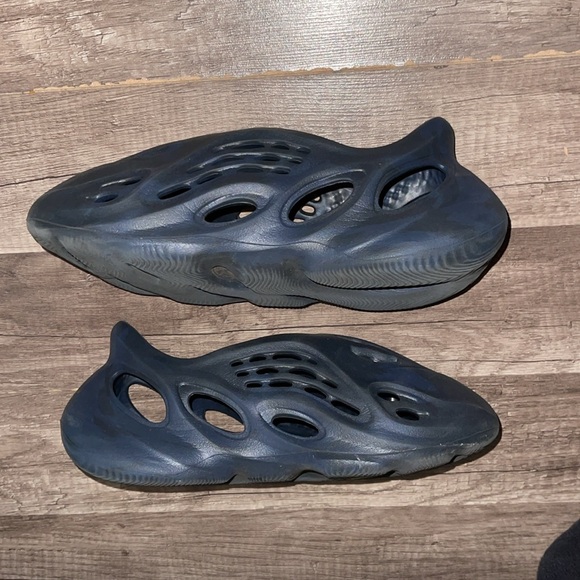 Yeezy Foamrunners - Picture 3 of 8